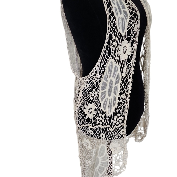 Crochet sleeveless Cottagecore cardigan - Picture 6 of 7